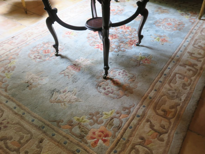 Tapis mécanique en laine à décor de fleurs polychromes. Dim. 174 x 179