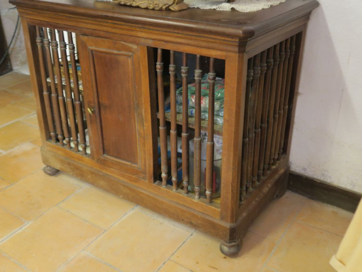 Pannetière XIXème en noyer ouvrant à une porte. Dim. 83 x 109 x 53 cm.