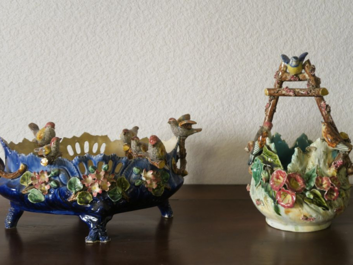 Jardinnière en barbotine à décor de cinq oiseaux en relief. Dim. 16 x 