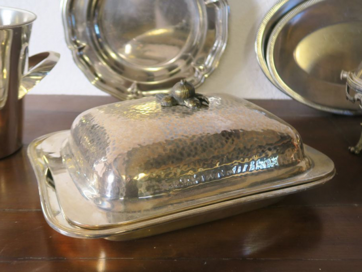 Seau à champagne une soupière un légumier  un réchaud 2 plats ronds et