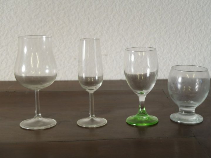 14 flutes à champagne, 13 verres à pied, 9 verres à eau, 7 verres bico