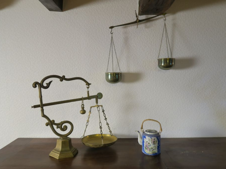 Théière en porcelaine de style Extreme Orient. 2 balances.