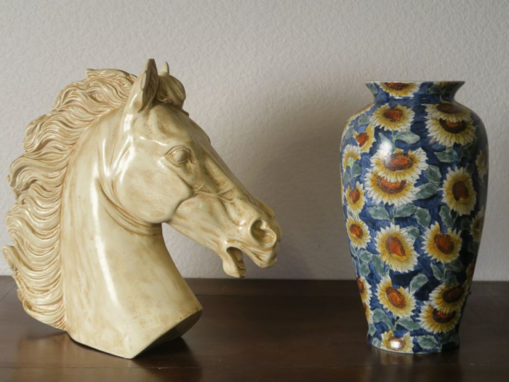 Vase en porcelaine à décor de fleurs de tournesol. H. 37 cm. Ecole fra