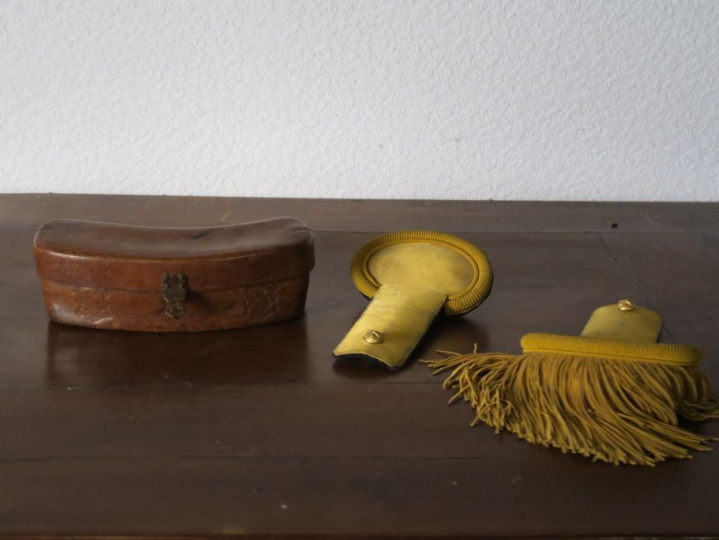Paire d'épaulettes et une cartouchière en cuir.