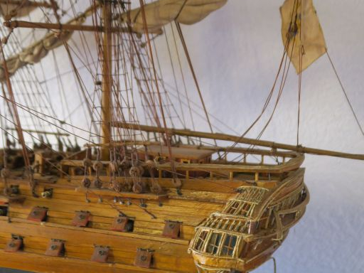 Une grande maquette de voilier.