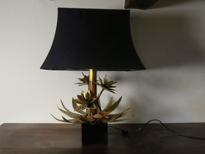 Lampe moderne en forme d'arbuste. H. 57 cm.