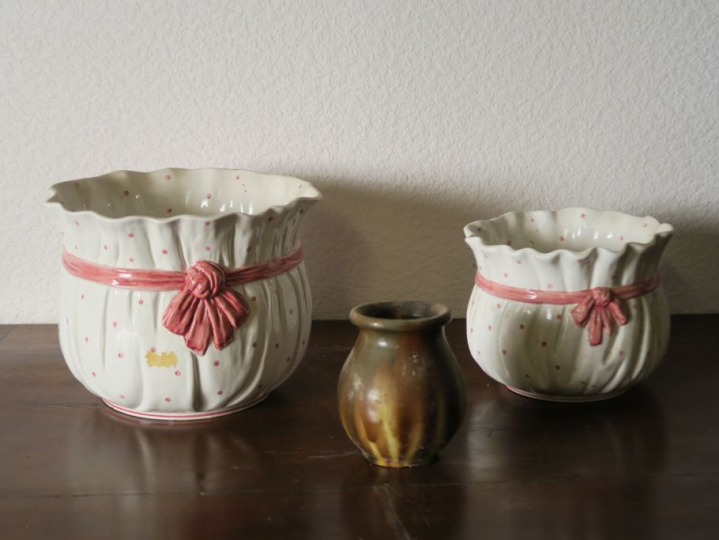 Paire de pots en barbotine à décor d'un nœud de ruban. Vase en terre v