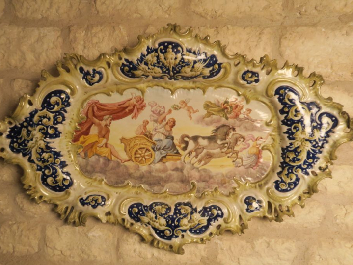 Grand plat en faience  XIXème, à décor de personnages et de chimères d