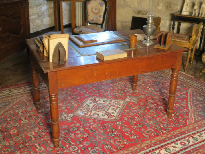 Grand bureau plat XIXème en bois naturel pieds tournés, ouvrant à deux