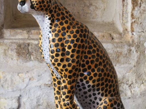 Panthère XIXème en céramique italienne polychrome signée. H. 64 cm.