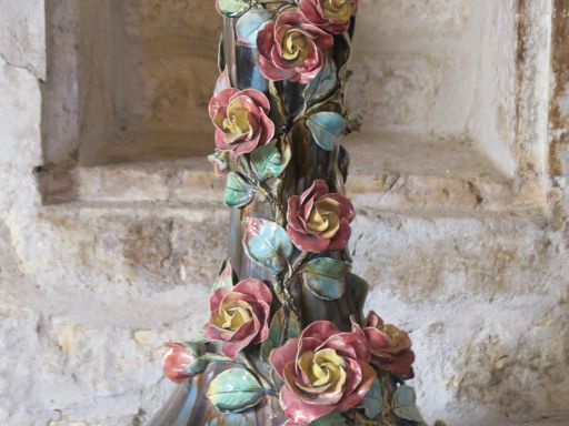 Grand vase 1900 en barbotine à décor de fleurs en relief sur fond mélé