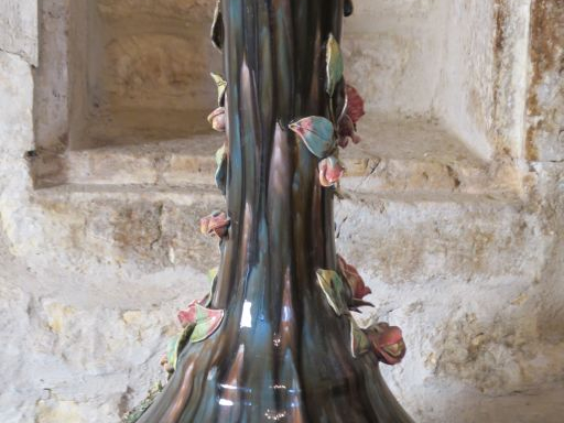 Grand vase 1900 en barbotine à décor de fleurs en relief sur fond mélé