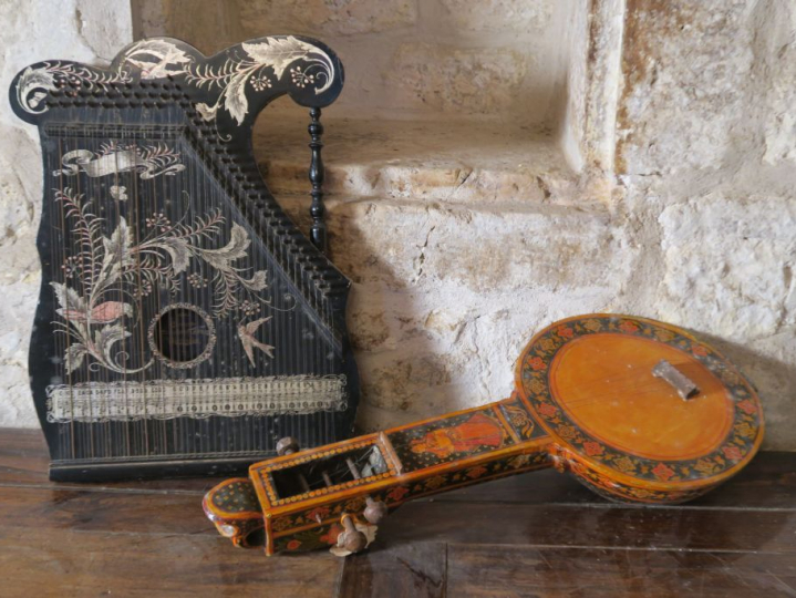 Mandoline 1900 en bois laqué noir décor argenté d'oiseaux branchés. Di