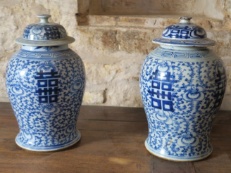 Vente aux enchères Paire de potiches indochinoises vers 1900 en porcelaine à décor en ble