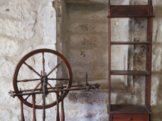 Vente aux enchères Rouet en bois  (incomplet). H.  73 cm. Etagère murale en bois naturel 