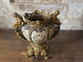 Vente aux enchères Maison RAGOT. Grande jardinière XIXème de style Louis XV en faience po