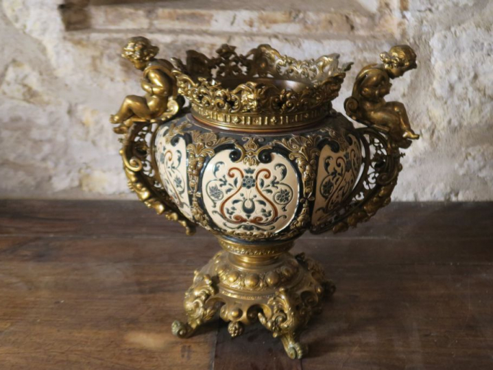 Maison RAGOT. Grande jardinière XIXème de style Louis XV en faience po