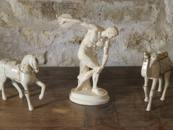 Un dromadaire et un cheval en composition et métal. une reproduction d