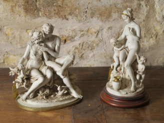 Vente aux enchères 2 groupes en biscuit "jeune mère et ses enfants" et "couple d'élégants