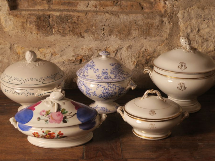5 différentes soupières en faience ou porcelaine.