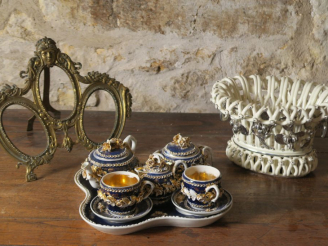 Vente aux enchères Tête à tête en porcelaine à décor en relief de fleurettes dorées sur f