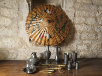 Vente aux enchères 3 petits cors de chasse en cuivre une ombrelle de style extreme orient