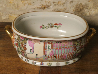 Vente aux enchères Une grande jardinière XIXème en porcelaine de Chine à décor de personn