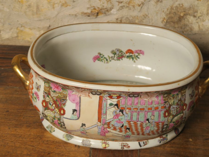 Une grande jardinière XIXème en porcelaine de Chine à décor de personn