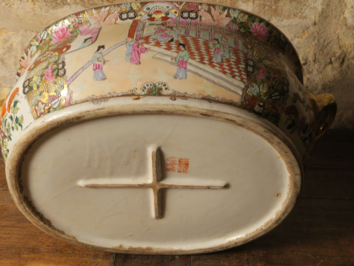 Une grande jardinière XIXème en porcelaine de Chine à décor de personn