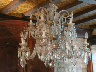 Vente aux enchères Lustre en verre de Murano à décor de pampilles et de volutes, armature