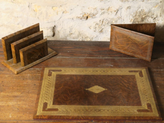 Vente aux enchères Porte documents, un porte courrrier, un porte lettres, un porte crayon