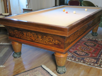 Vente aux enchères Grand billard Charles X en marqueterie à décor de personnages dans des