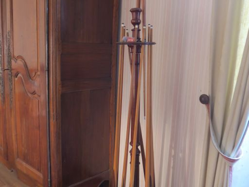 Grand billard Charles X en marqueterie à décor de personnages dans des