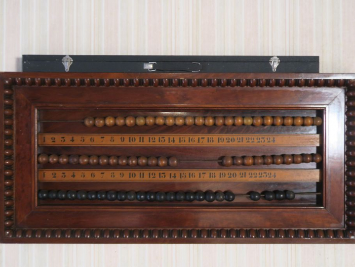 Grand billard Charles X en marqueterie à décor de personnages dans des