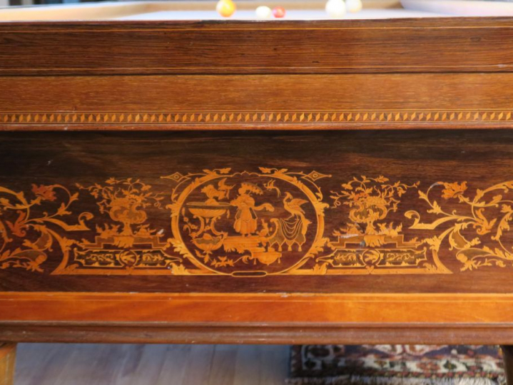 Grand billard Charles X en marqueterie à décor de personnages dans des