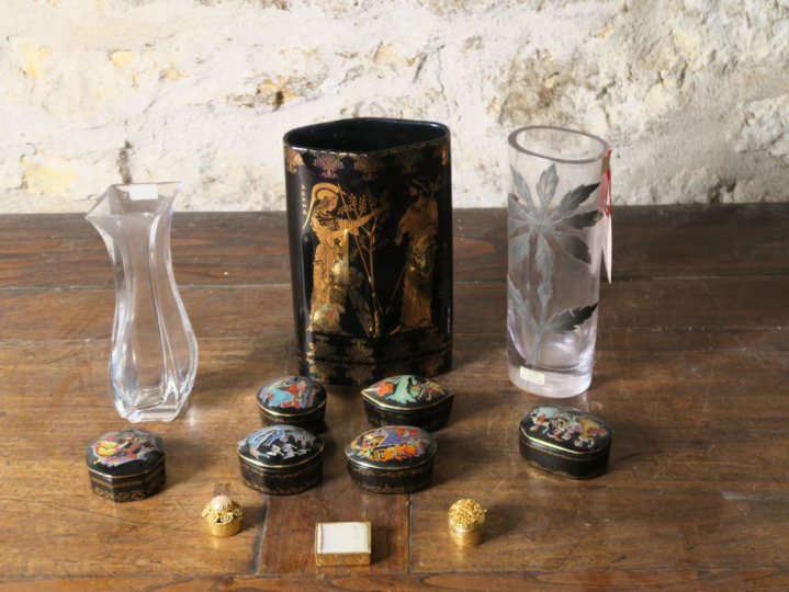 3 boites à pillules en métal doré. 6 boîtes à pilules musicales Vase e