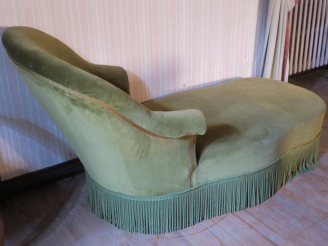 Vente aux enchères Une méridienne Napoléon III garniture de velours vert.