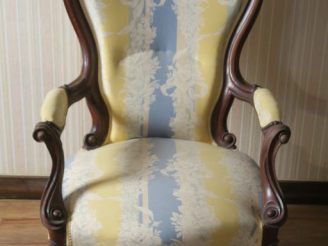 Vente aux enchères Paire de fauteuils Voltaire de style Louis XVI garniture de tissu à dé