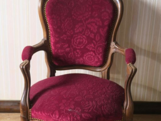 Vente aux enchères Un canapé et paire de fauteuils en acajou Napoléon III en bois mouluré