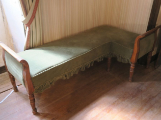 Vente aux enchères Paire de banquettes d'angle Restauration, garniture de velours vert. D