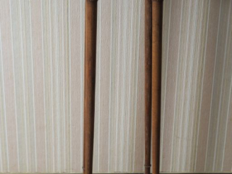 Vente aux enchères Sellette XIXème de style Louis XVI en bois naturel. H. 112 cm