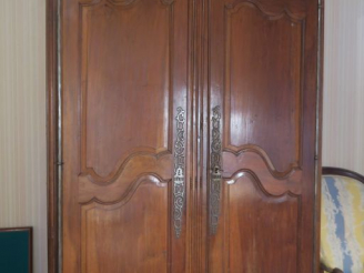 Vente aux enchères Armoire Louis XV ouvrant deux portes (un pied cassé). Dim. 240 x 150 x