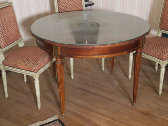 Vente aux enchères Table ronde de style Louis XVI, dessus bois 74 x 108 cm
