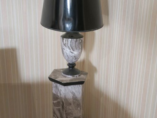 Lampe moderne sur une sellette l'ensemble en céramique à l'imitation d