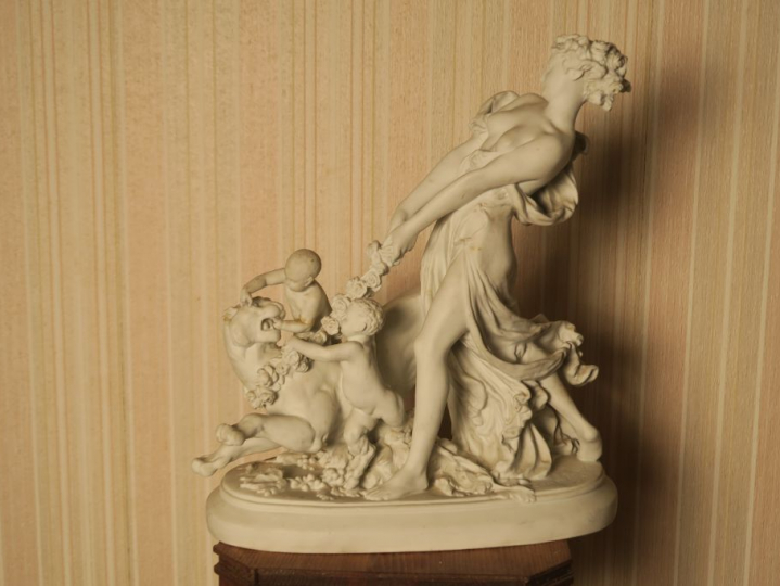 D'après CARRIER BELEUSE. Groupe en biscuit "cerbère et amour" (acciden