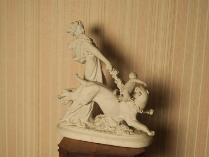 D'après CARRIER BELEUSE. Groupe en biscuit "cerbère et amour" (acciden