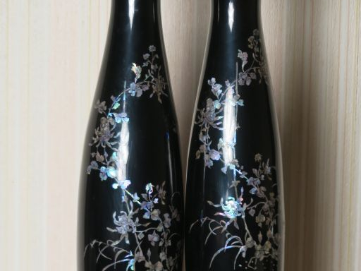 Paire de vases modernes en composition et incrustations de nacre. H. 4