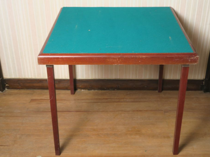 Deux tables de bridge, dessus feutrine verte.