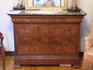 Vente aux enchères Commode Restauration en bois de placage de noyer ouvrant à quatre tiro