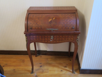 Vente aux enchères Bureau cylindre de style Louis XV  en marqueterie à décor de cubes et 